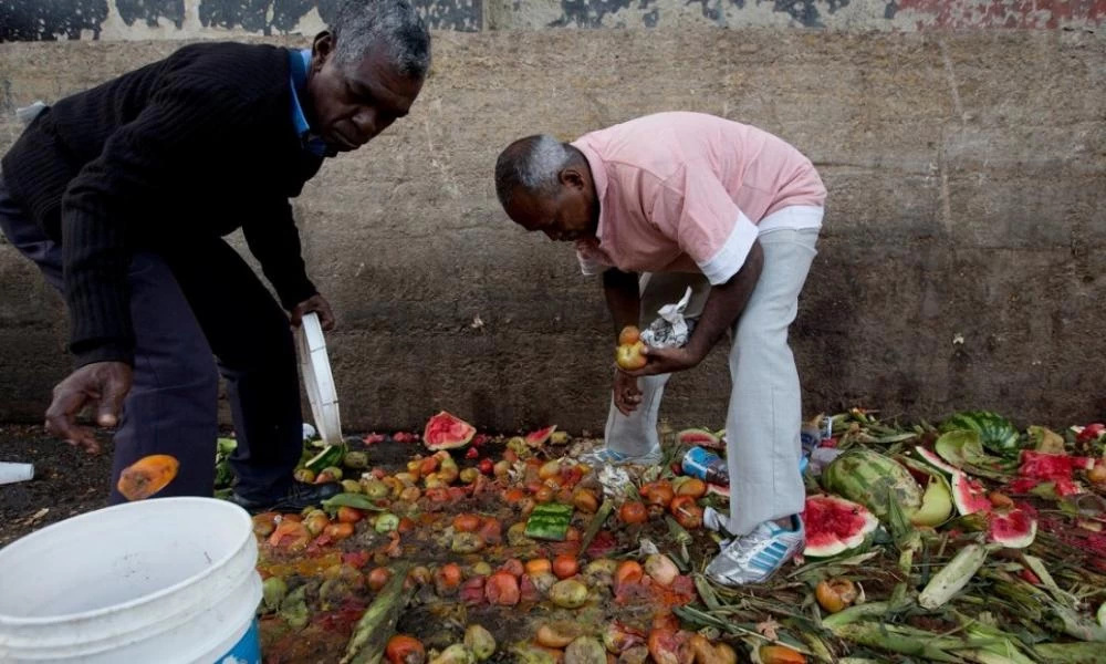ΟΗΕ: Κάθε άτομο πετάει ετησίως στα σκουπίδια 74 κιλά τρόφιμα